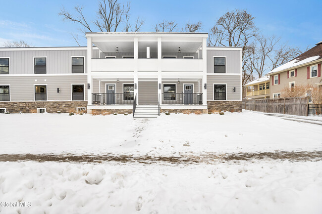 103 E High St in Ballston Spa, NY - Foto de edificio - Building Photo