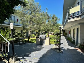 Zelzah Avenue Apartments in Northridge, CA - Foto de edificio - Building Photo