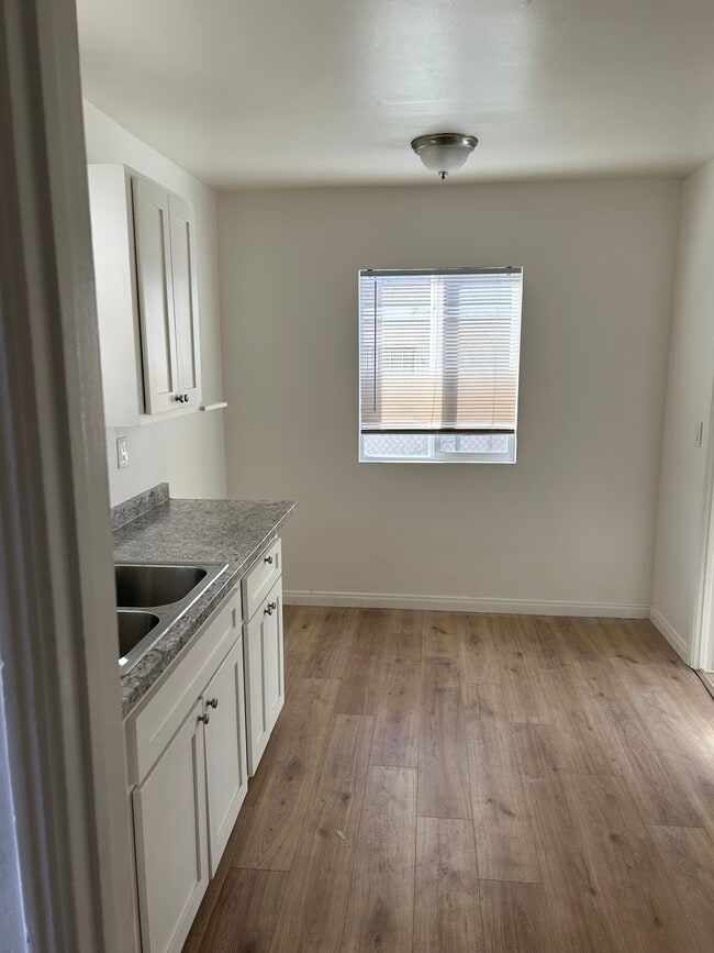 422 W Laurel St, Unit A in Compton, CA - Building Photo - Building Photo