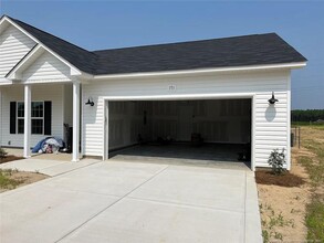 171 Coastal Ln in Parkton, NC - Building Photo - Building Photo