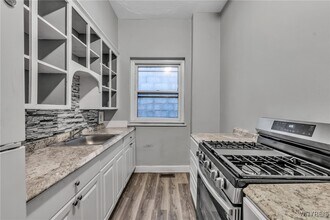 946 Main St in Buffalo, NY - Foto de edificio - Building Photo