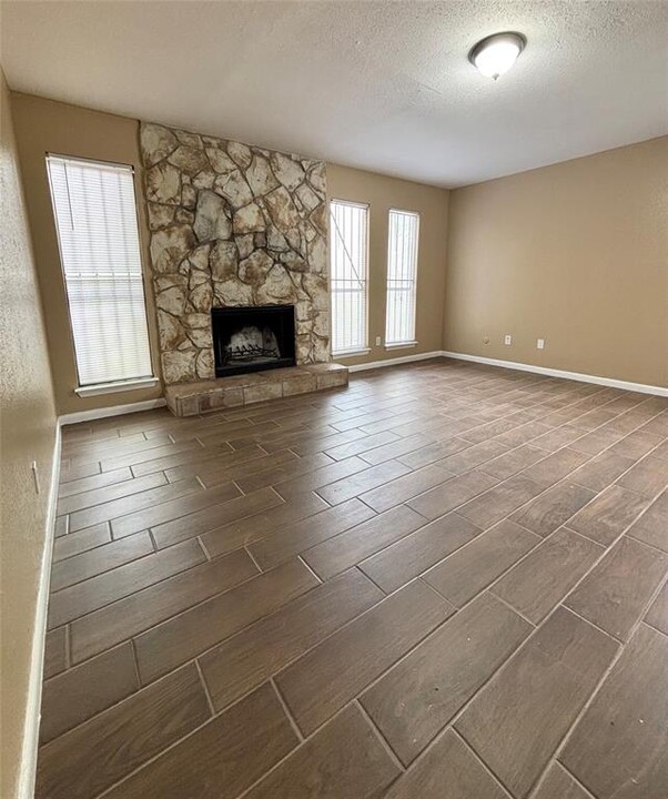 12330 Wild Pine Dr in Houston, TX - Foto de edificio