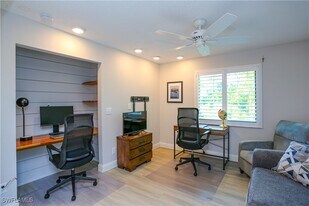 5733 Deauville Cir in Naples, FL - Building Photo