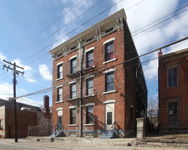 2027-2029 Dunlap St in Cincinnati, OH - Building Photo - Building Photo