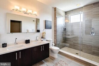 740 S Christopher Columbus Blvd in Philadelphia, PA - Building Photo - Building Photo
