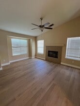4205 Serene Oak Dr in Bakersfield, CA - Building Photo - Building Photo