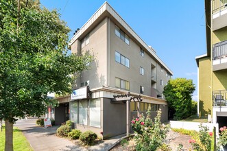 Holly Court in Seattle, WA - Building Photo - Primary Photo