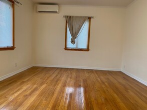 75-03-7198 198th St, Unit 1st FL and basement in Queens, NY - Foto de edificio - Building Photo