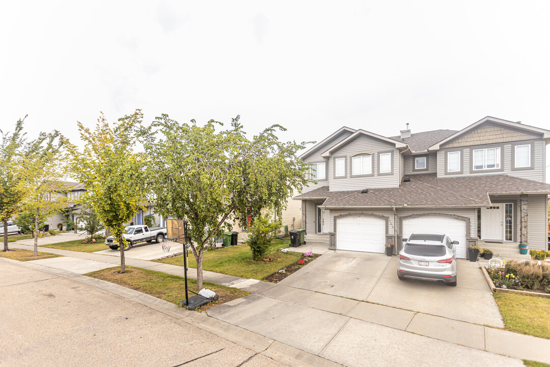 43 Boxwood Bend in Fort Saskatchewan, AB - Building Photo