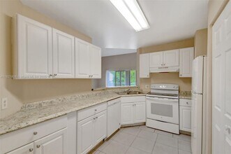 3453 NW 44th St, Unit 202 in Lauderdale Lakes, FL - Building Photo - Building Photo