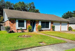 8419 Bandridge Rd in La Porte, TX - Building Photo