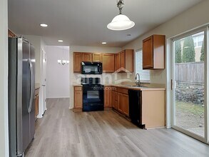 18606 112th Ave E in Puyallup, WA - Foto de edificio - Building Photo