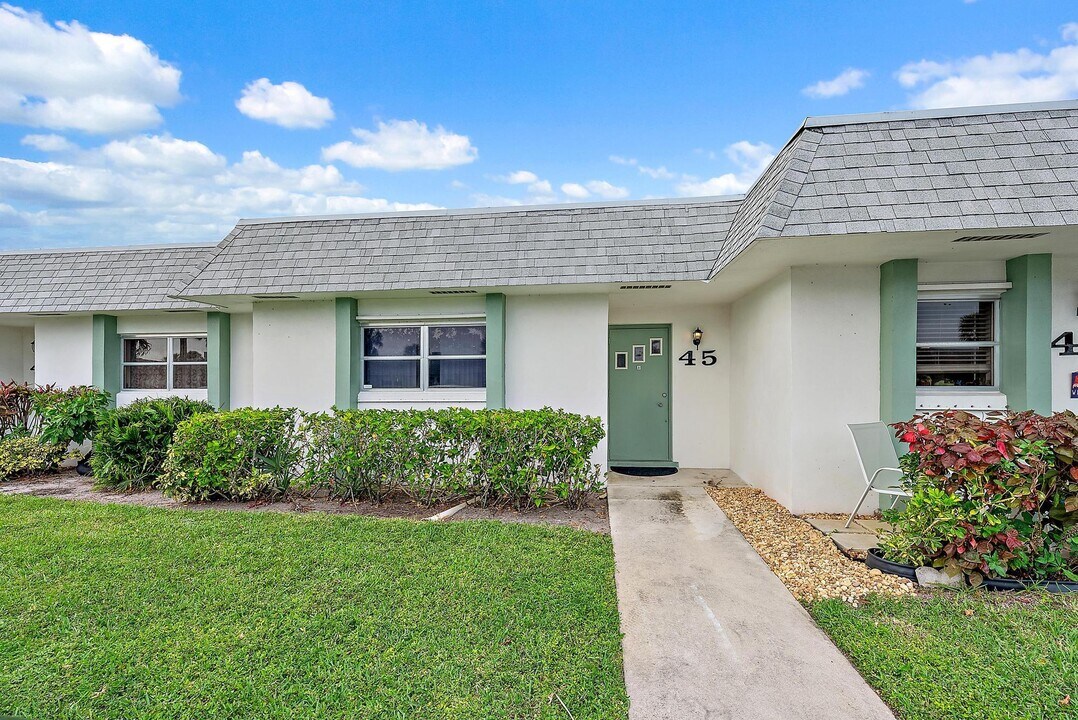 2638 Gately Dr E in West Palm Beach, FL - Building Photo