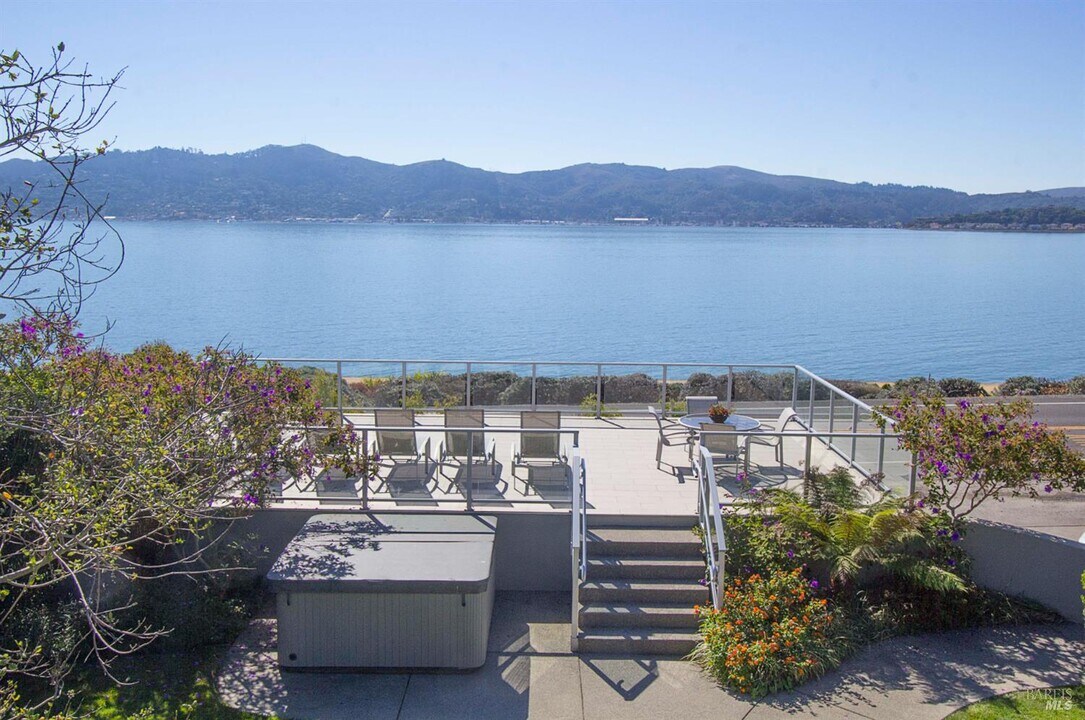 747 Tiburon Blvd in Tiburon, CA - Building Photo