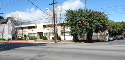 15405 Vanowen St in Van Nuys, CA - Building Photo - Building Photo