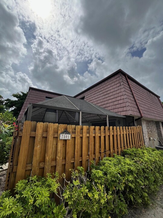 7801 Courtyard Run W in Boca Raton, FL - Building Photo