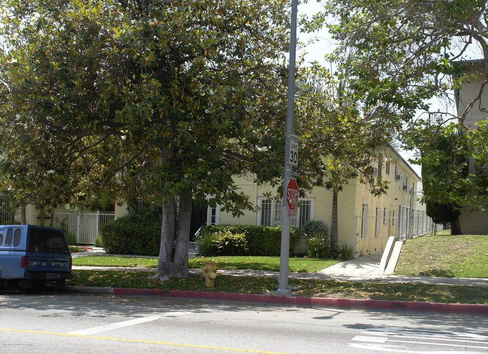 427-437 N Van Ness Ave in Los Angeles, CA - Building Photo