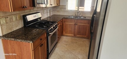 828 E Thompson Blvd in Ventura, CA - Building Photo - Building Photo