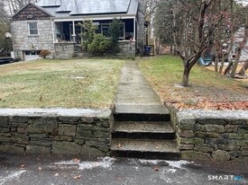 598 Frenchtown Rd in Bridgeport, CT - Building Photo