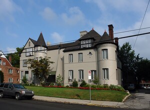 5927 Howe St in Pittsburgh, PA - Foto de edificio - Building Photo