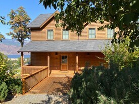 945 Fifth Ave in Mosier, OR - Building Photo