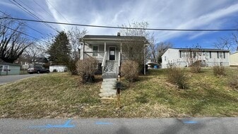 2302 Dunkirk Ave NE in Roanoke, VA - Building Photo