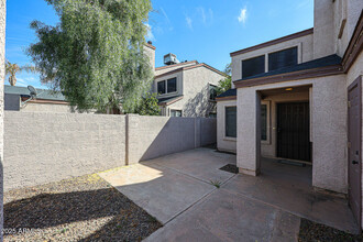 3301 E Kelton Ln in Phoenix, AZ - Building Photo - Building Photo