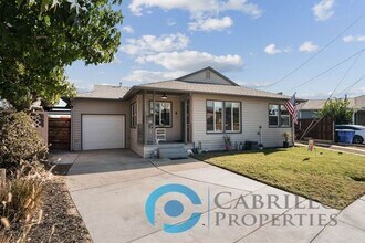 1703 Midvale Dr in San Diego, CA - Building Photo - Building Photo