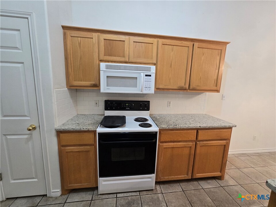 109 Quail Run Dr in San Marcos, TX - Building Photo