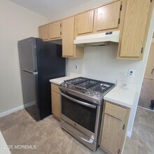 10 Edgeware Close in Freehold, NJ - Building Photo - Building Photo