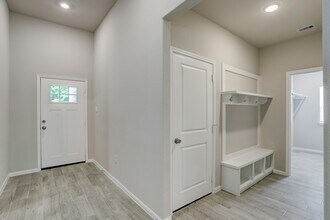 725 W Foley St in Alvin, TX - Building Photo - Building Photo