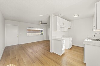 940 W Gage Ave in Los Angeles, CA - Building Photo - Building Photo