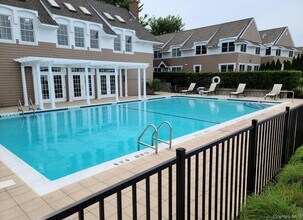 62 Canoe Place Rd in Hampton Bays, NY - Building Photo - Building Photo