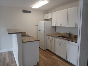 639 Executive Center Dr in West Palm Beach, FL - Building Photo - Building Photo