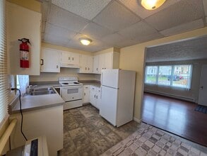 20 Booker St, Unit Unit B in Lisbon, ME - Foto de edificio - Building Photo