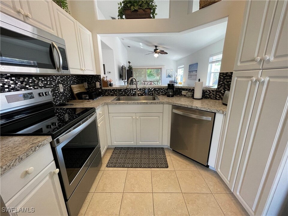 26699 Little John Ct in Bonita Springs, FL - Foto de edificio