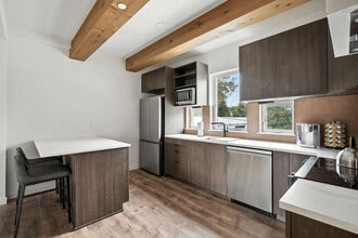 925 NE 23rd Ave in Portland, OR - Building Photo - Building Photo