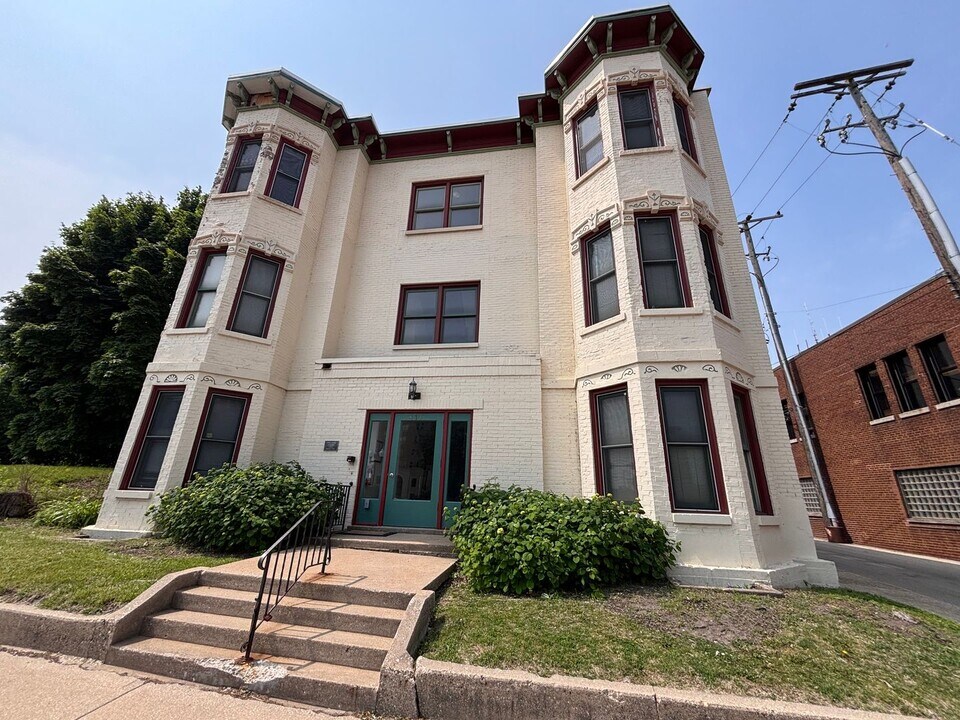417 Walnut St in Rockford, IL - Foto de edificio