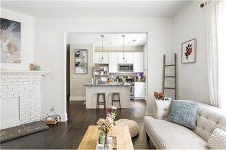 820 Elbert St SW in Atlanta, GA - Foto de edificio - Building Photo