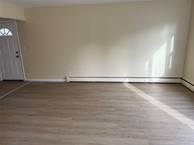 287-289-289 Stewart Ave in Hempstead, NY - Building Photo - Building Photo