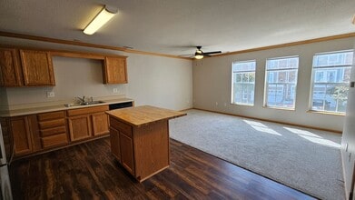 8302 Westown Pkwy in West Des Moines, IA - Building Photo - Building Photo
