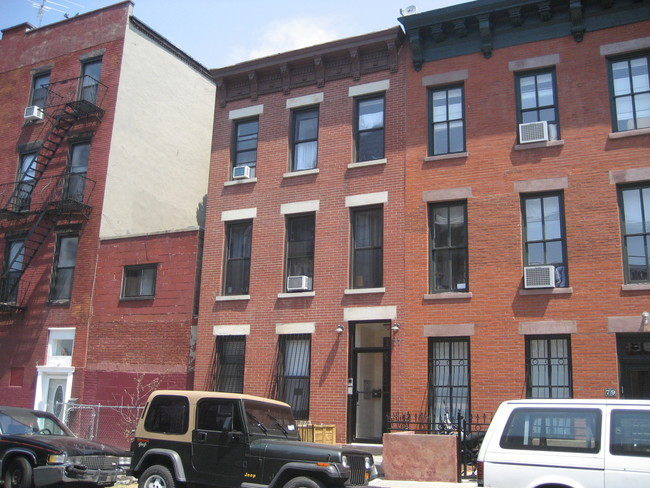 77 Saint Marks Pl in Brooklyn, NY - Foto de edificio - Building Photo