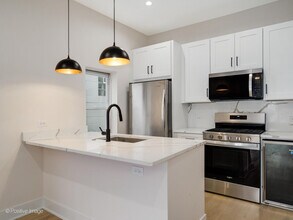 2142 N Maplewood Ave in Chicago, IL - Building Photo - Building Photo