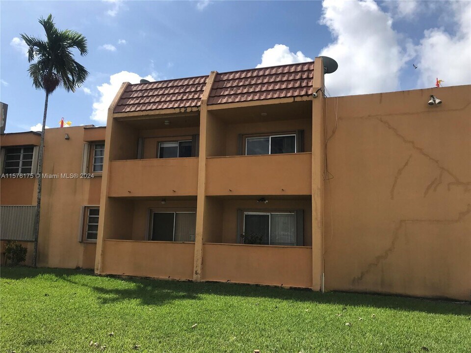 8990 SW 24th St, Unit 211 in Miami, FL - Building Photo
