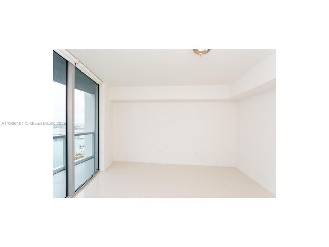 495 Brickell Ave in Miami, FL - Foto de edificio - Building Photo