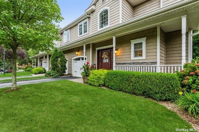5 Stratford Pl in Huntington, NY - Building Photo - Building Photo