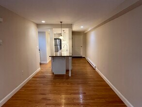 317 Saint Paul St, Unit 5 in Brookline, MA - Foto de edificio - Building Photo