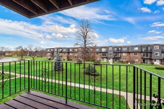 9407 Bay Colony Dr in Des Plaines, IL - Building Photo - Building Photo