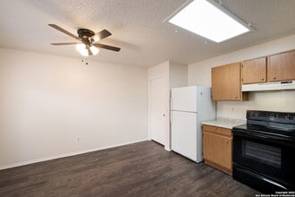 15414 Legend Springs Dr, Unit M-12 in San Antonio, TX - Building Photo - Building Photo