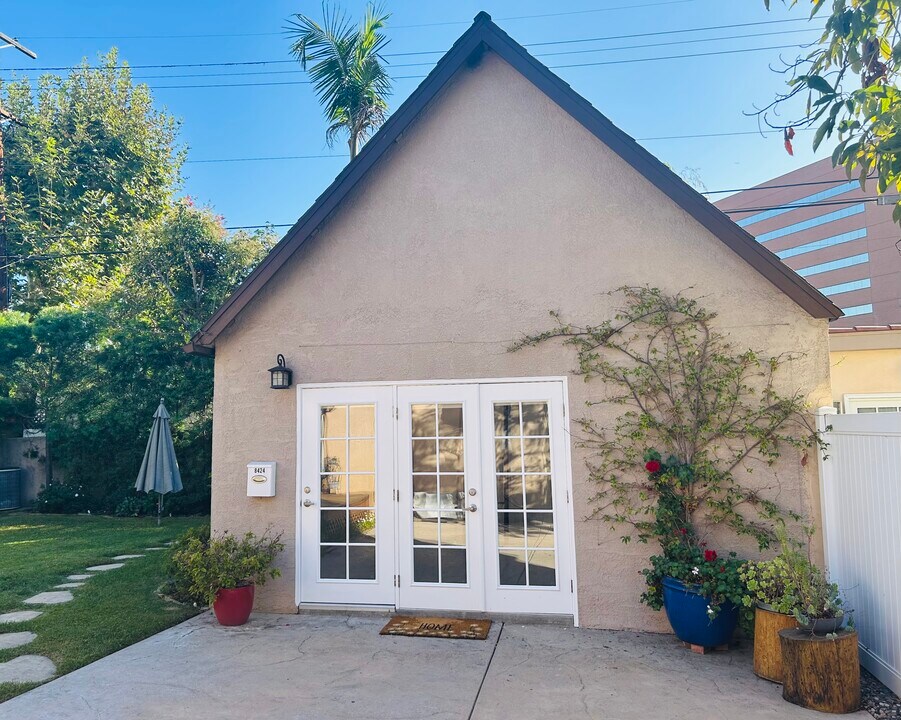 8422 W 4th St in Los Angeles, CA - Building Photo